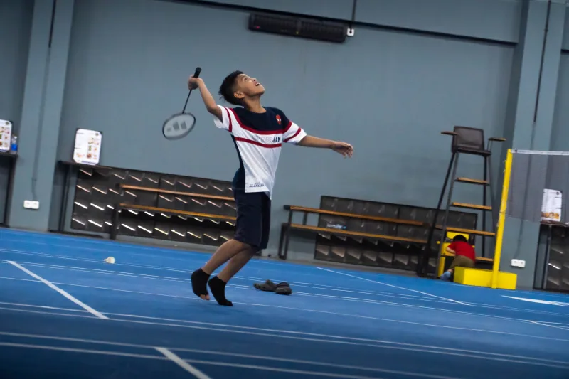 Anak bermain badminton di lapangan Zuper Badminton