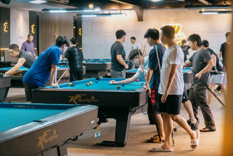 Pengunjung bermain di meja billiard Zuper Billiard