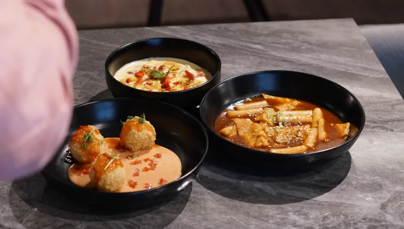 Tiga hidangan Zuper Cafe di mangkuk hitam
