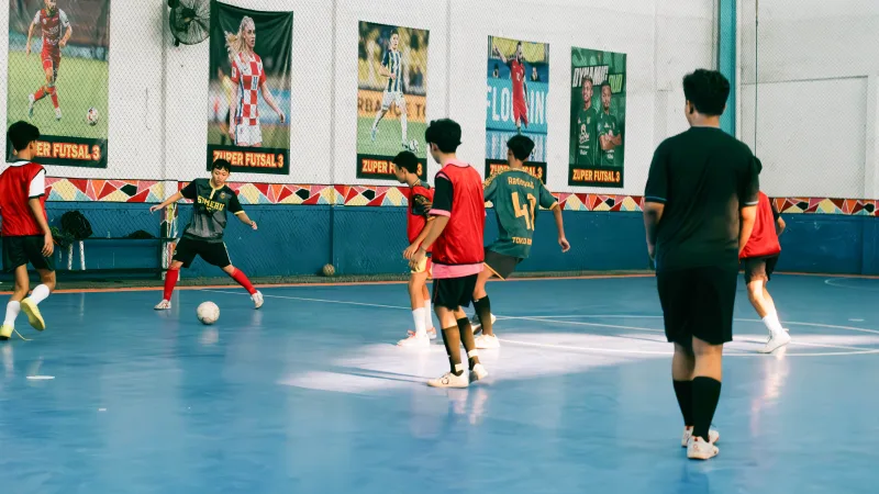 Pertandingan futsal di lapangan Zuper Futsal 3 Lebak Jaya