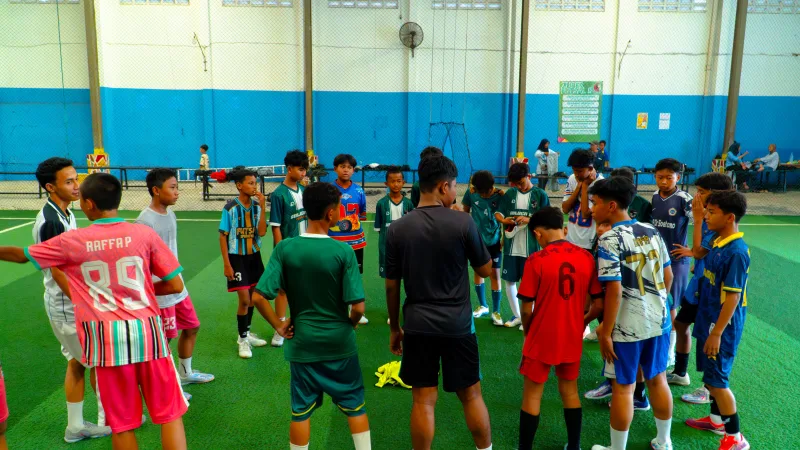 Pemain berkumpul menerima arahan pelatih di lapangan Zuper Futsal 5 Sidotopo