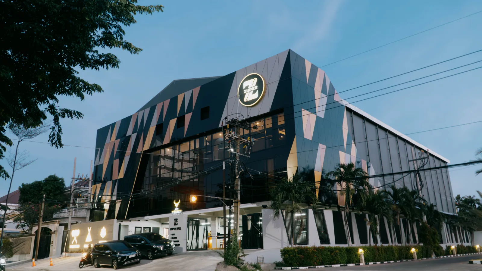 Tampak depan gedung Zuper Club Dharmahusada pada waktu senja