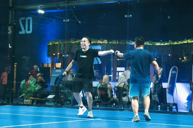 Dua pemain padel beradu tinju di lapangan kaca Zuper Padel Buduran