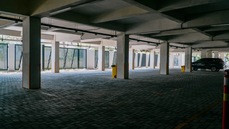 Area parkir dalam gedung Zuper Club yang luas dan beratap