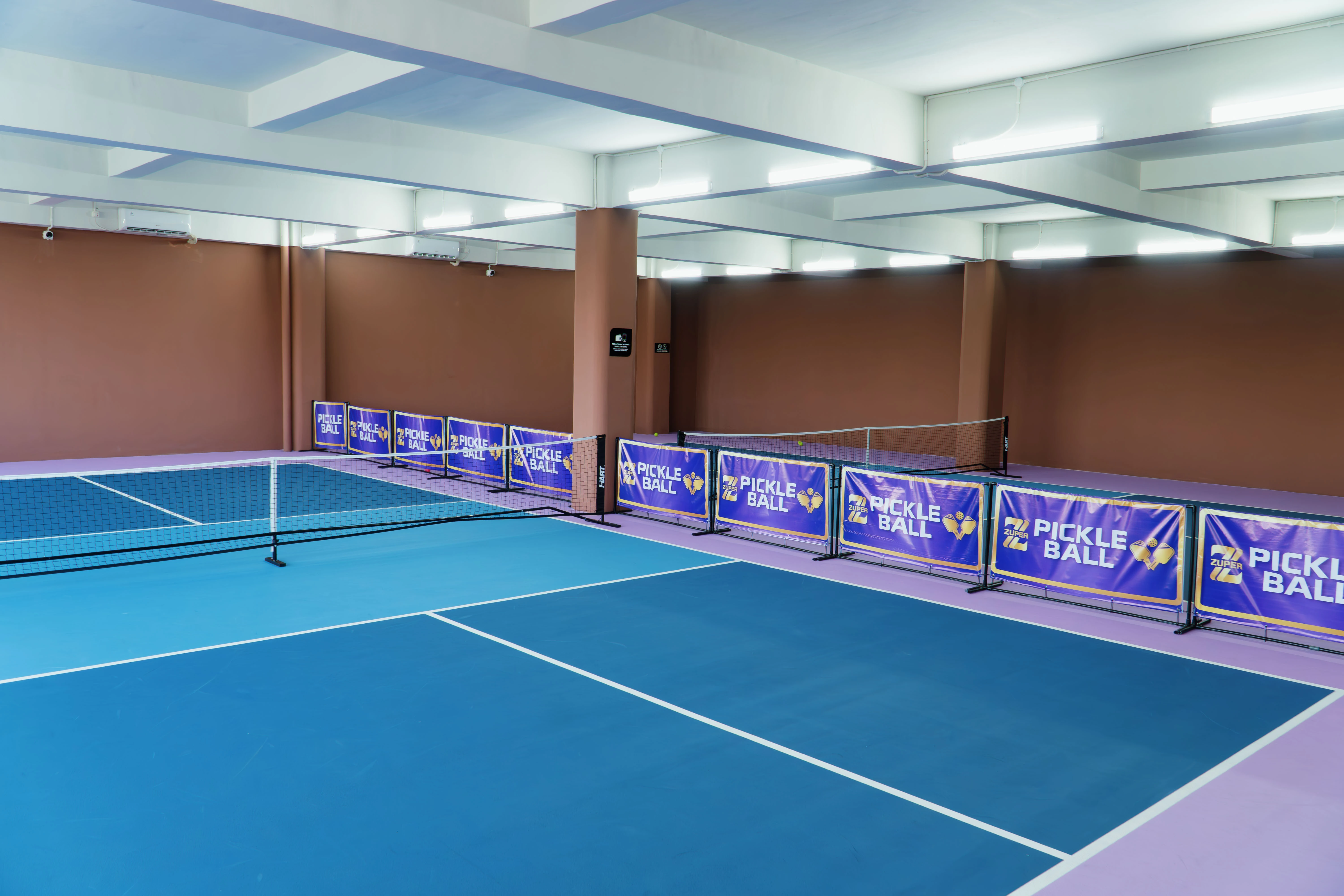 Pemain bersiap memukul bola di Zuper Pickle Ball ARH